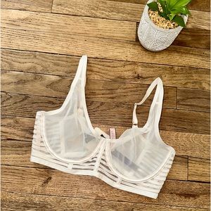 Victoria’s Secret unlined Plunge Bra